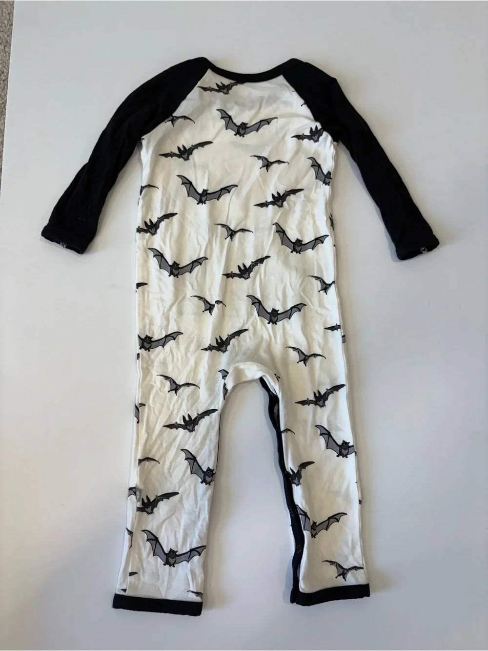 Kyte BABY Black & White Bat Print Longall Button Snap Romper 18-24Months